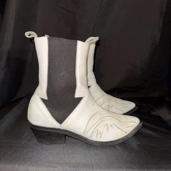 Stylish White and Black leather Women's Boots - Picture 8 of 11